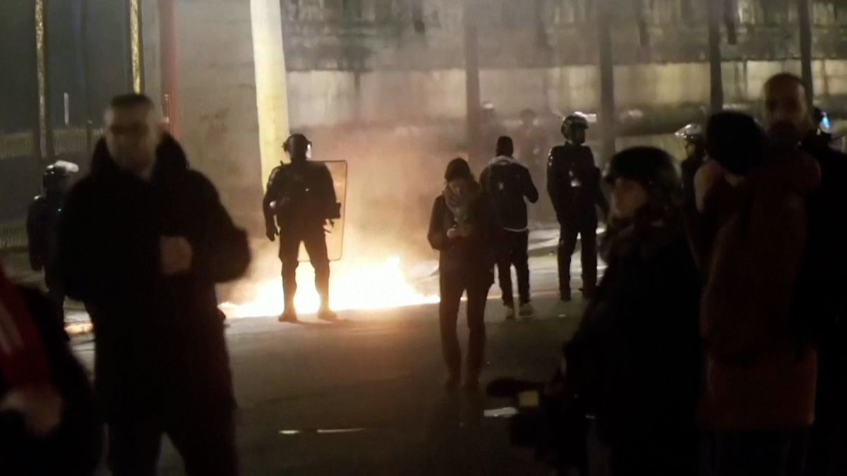 Incendies, barricades, gaz lacrymogène.  Les manifestations se poursuivent en France